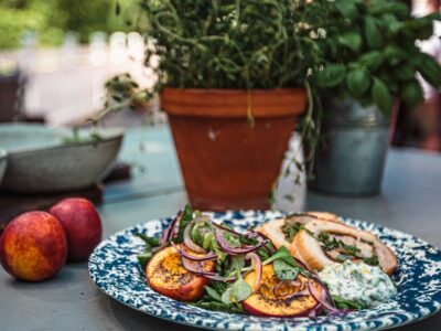 Fylld och rökt fläsksida från svenska gårdar, med grillade nektariner och örter