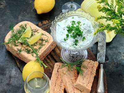 Laxpaté med örtig gurksås