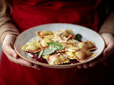 RAVIOLI BRASATO MED RÖDVINSSÅS & ÄDELOST