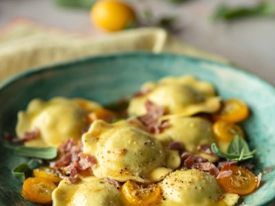 GIRASOLI CHÈVRE & ÖRTER MED ROSTADE KÖRSBÄRSTOMATER, BACON & SALVIA