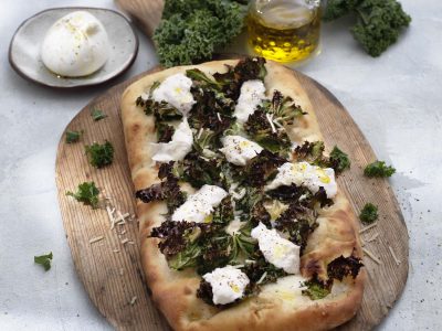 Pinsa med grönkål och burrata